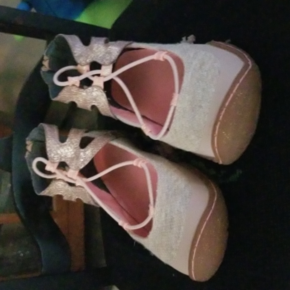 Super cute shoe sandal. Similar to Livie and Luca. EXCELLENT condition.